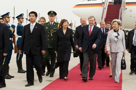 Bundespräsident Horst Köhler und seine Frau Eva Luise (l.) werden von Fu Ying, Vize-Ministerin für auswärtige Angelegenheiten Chinas (r.), begrüßt.